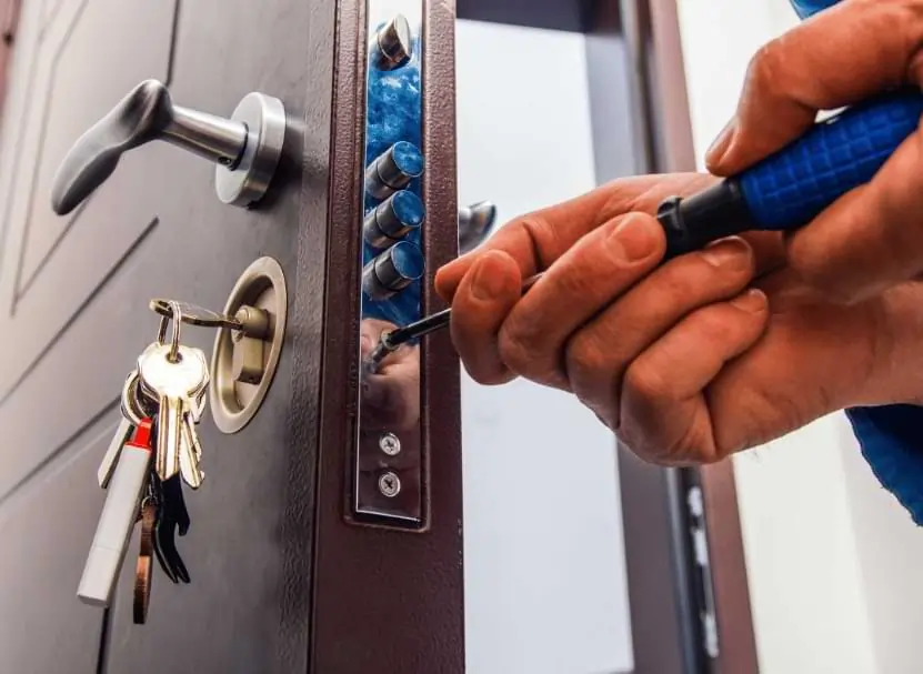 Cerrajero abriendo la puerta de una casa